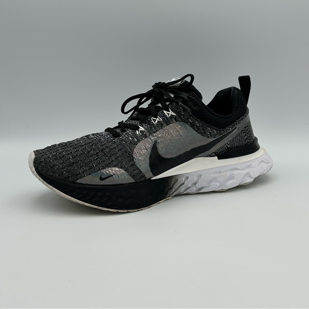 Nike Women's Black & Gray Running Shoe 8.5 But Runs Small